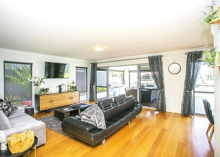 Chillax House - Luxury, Canals, Jetty, Family Friendly - Sleeps 14 In Style!