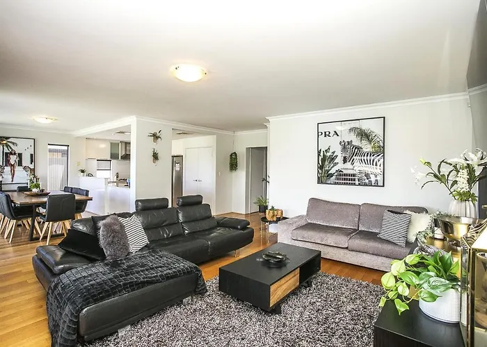 Chillax House - Luxury, Canals, Jetty, Family Friendly - Sleeps 14 In Style!