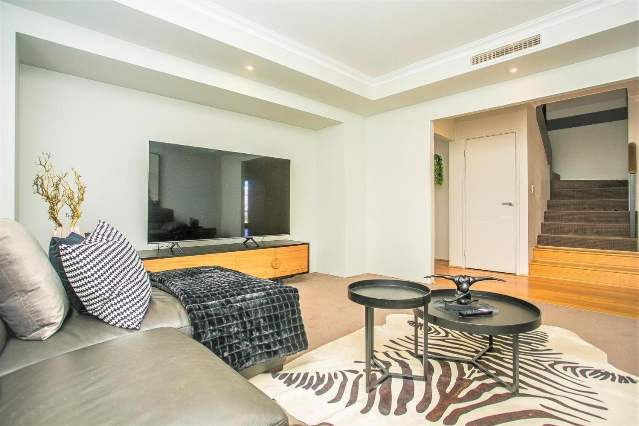 Chillax House - Luxury, Canals, Jetty, Family Friendly - Sleeps 14 In Style!