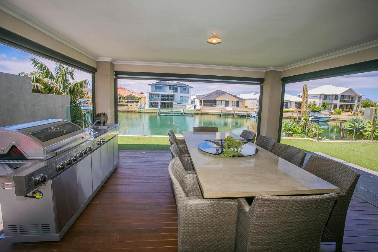Chillax House - Luxury, Canals, Jetty, Family Friendly - Sleeps 14 In Style! Holiday home