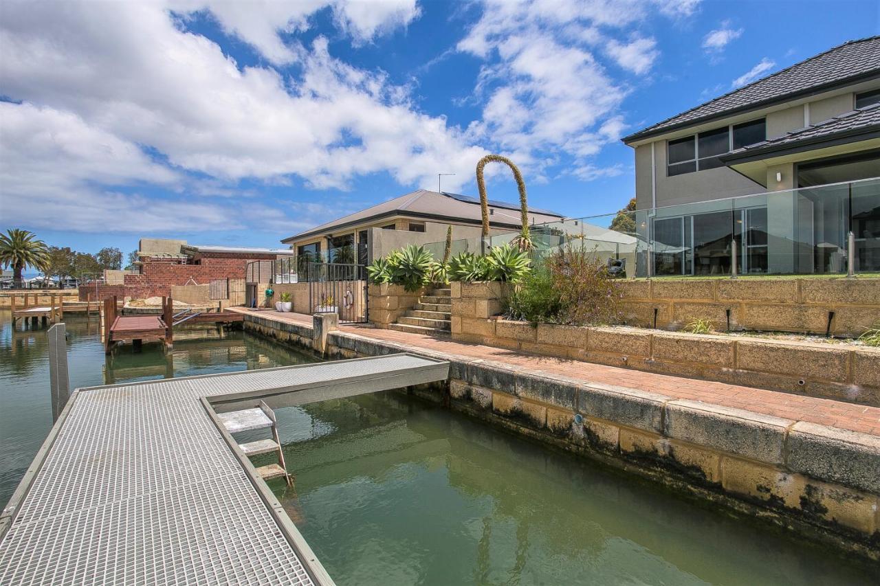 Chillax House - Luxury, Canals, Jetty, Family Friendly - Sleeps 14 In Style! *