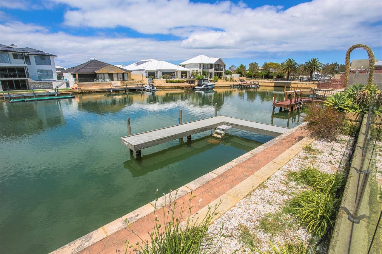 Chillax House - Luxury, Canals, Jetty, Family Friendly - Sleeps 14 In Style!