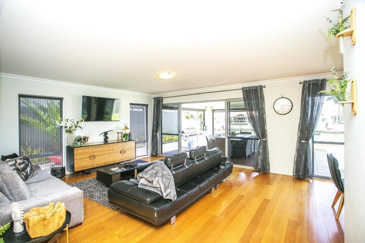 Holiday home Chillax House - Luxury, Canals, Jetty, Family Friendly - Sleeps 14 In Style! Mandurah