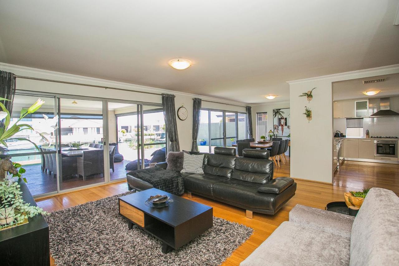 Holiday home Chillax House - Luxury, Canals, Jetty, Family Friendly - Sleeps 14 In Style! *