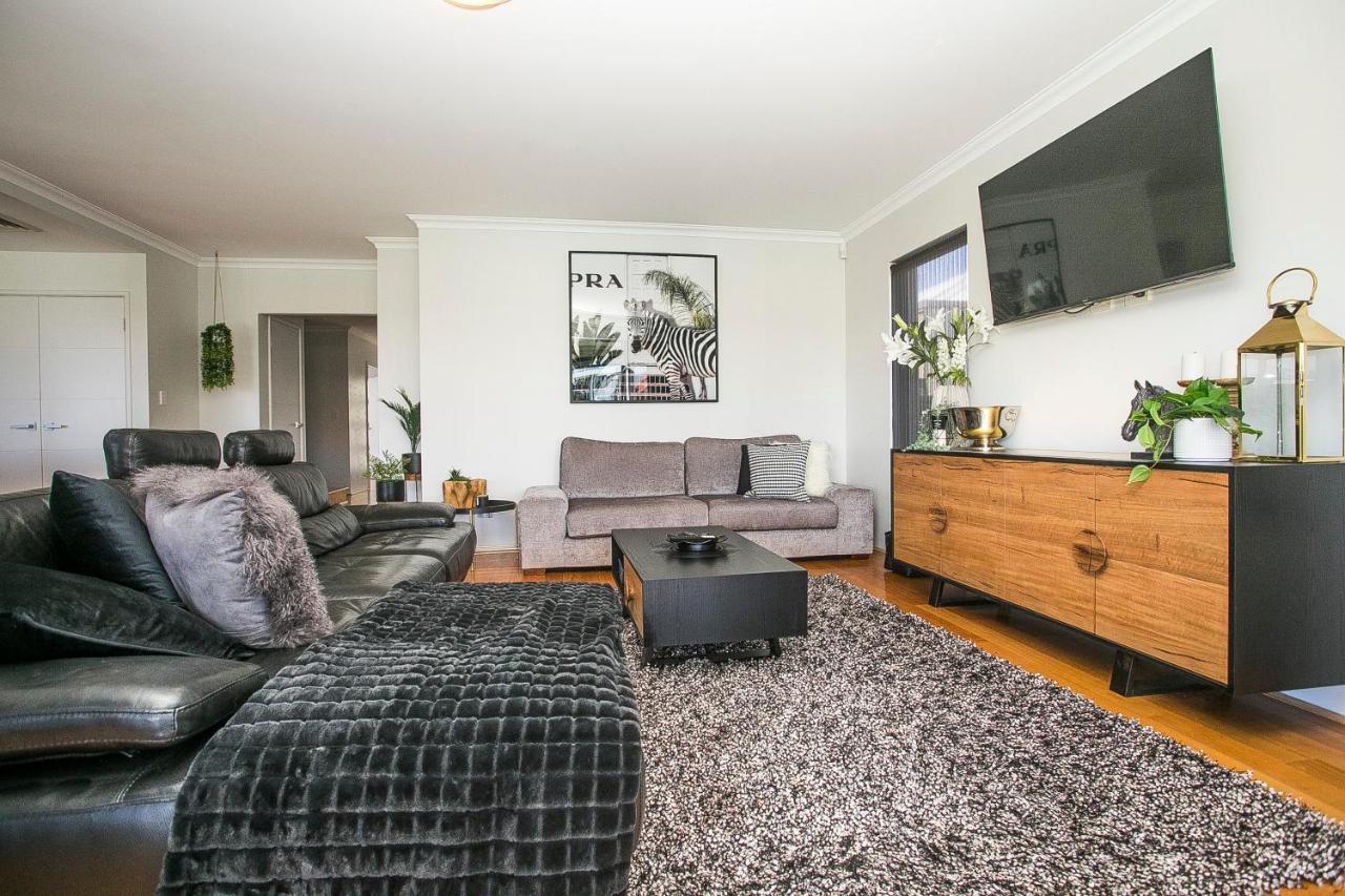 Chillax House - Luxury, Canals, Jetty, Family Friendly - Sleeps 14 In Style! Holiday home *