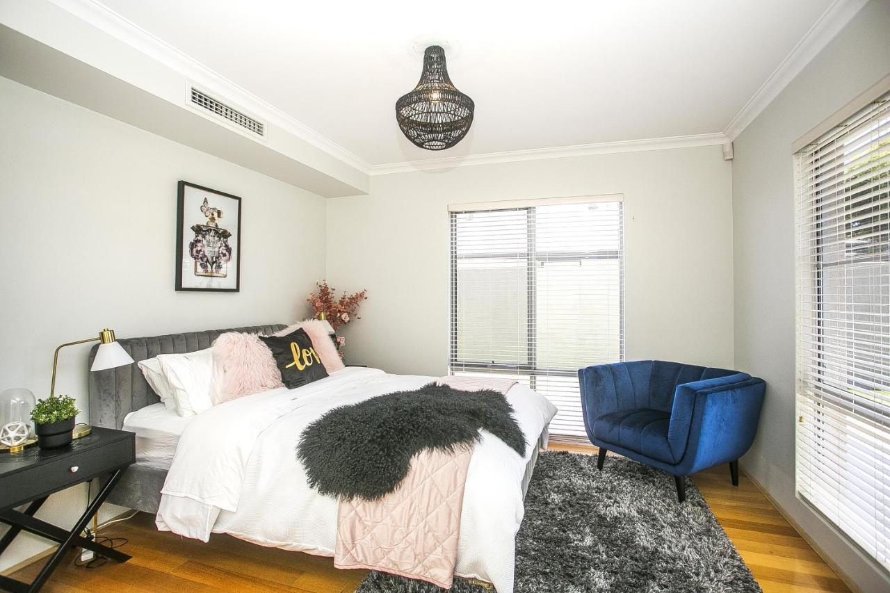 Chillax House - Luxury, Canals, Jetty, Family Friendly - Sleeps 14 In Style! * Mandurah