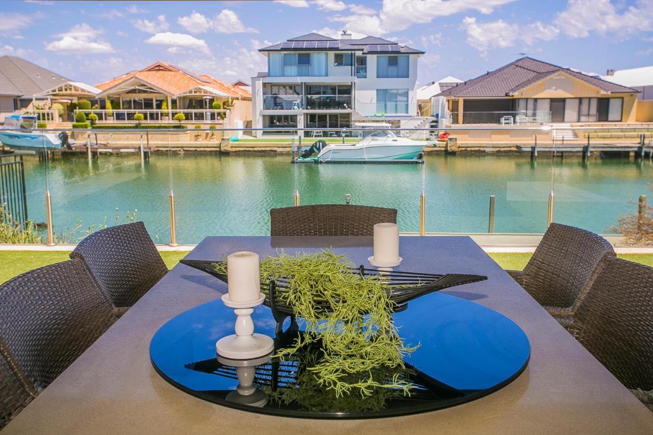 Holiday home Chillax House - Luxury, Canals, Jetty, Family Friendly - Sleeps 14 In Style! *
