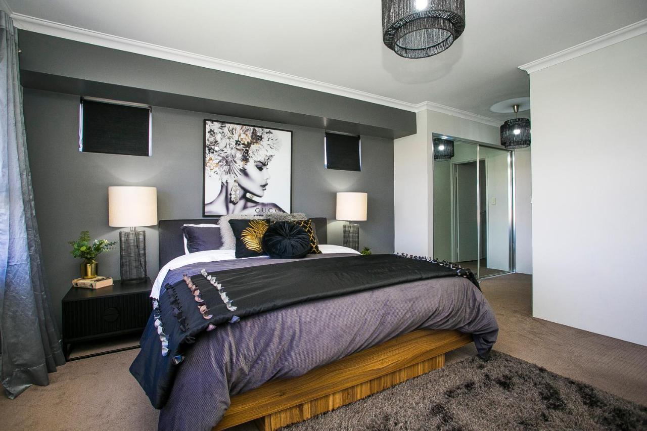 Holiday home Chillax House - Luxury, Canals, Jetty, Family Friendly - Sleeps 14 In Style! Mandurah